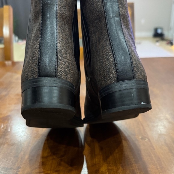 Michael Kors MK Monogram Chelsea Boots - Picture 11 of 12